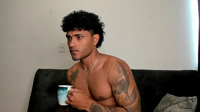 Snapshot of Alessandro_Vanni chatting on February 14, 12:36 pm Alessandro Vanni online show from February 14, 12:36 pm