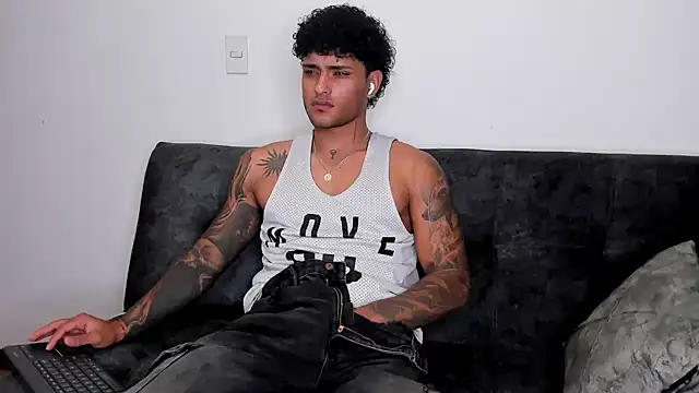 Snapshot of Alessandro_Vanni chatting on February 20, 2:51 am Alessandro Vanni online show from February 20, 2:51 am