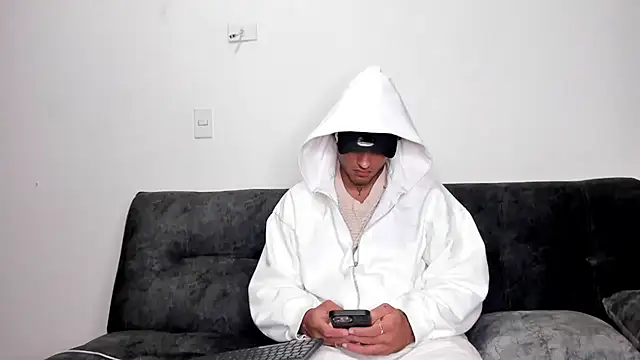 Snapshot of Alessandro_Vanni chatting on February 22, 3:34 am Alessandro Vanni online show from February 22, 3:34 am