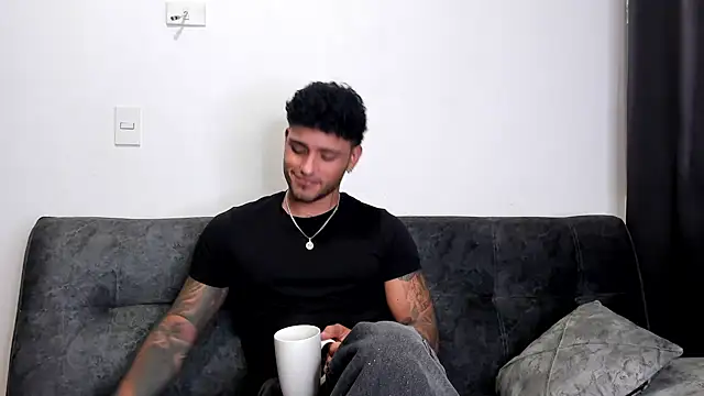 Snapshot of Alessandro_Vanni chatting on March 5, 2:57 am Alessandro Vanni online show from March 5, 2:57 am