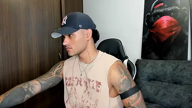 Snapshot of Alessandro_Vanni chatting on March 22, 10:59 pm Alessandro Vanni online show from March 22, 10:59 pm