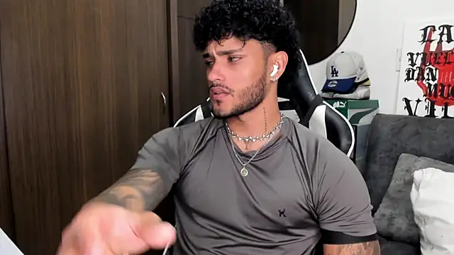 Snapshot of Alessandro_Vanni chatting on September 9, 3:17 am Alessandro Vanni online show from September 9, 3:17 am