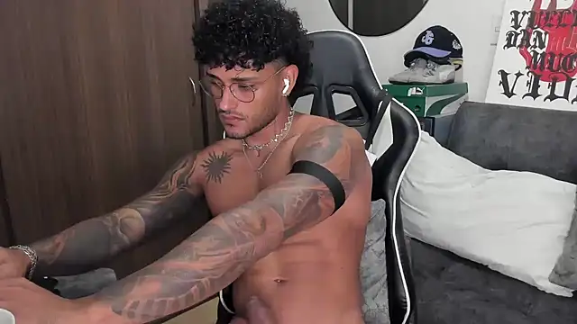 Snapshot of Alessandro_Vanni chatting on October 2, 1:56 am Alessandro Vanni online show from October 2, 1:56 am