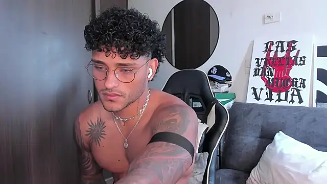 Snapshot of Alessandro_Vanni chatting on October 2, 2:02 pm Alessandro Vanni online show from October 2, 2:02 pm