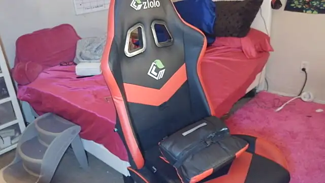 Snapshot of sugahfreeee chatting on December 18, 3:45 am sugahfreeee online show from December 18, 3:45 am