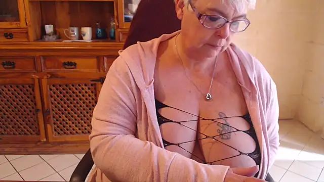 MISS LINDAH online show from February 7, 8:55 am