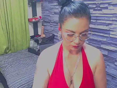 Snapshot of Cruela_deviil chatting on March 5, 8:21 am Cruela deviil online show from March 5, 8:21 am