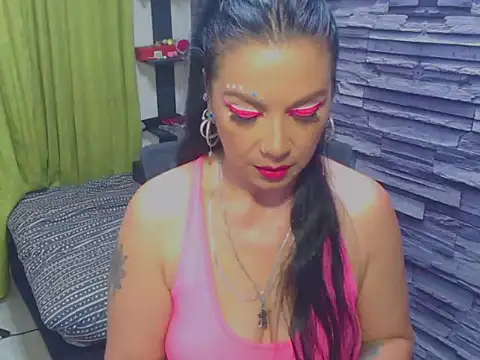 Snapshot of Cruela_deviil chatting on March 22, 6:47 pm Cruela deviil online show from March 22, 6:47 pm