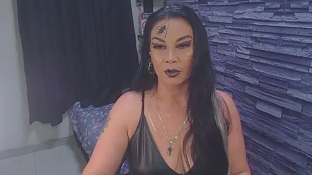 Snapshot of Cruela_deviil chatting on October 16, 2:34 am Cruela deviil online show from October 16, 2:34 am