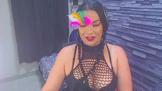 Snapshot of Cruela_deviil chatting on October 22, 11:37 pm Cruela deviil online show from October 22, 11:37 pm