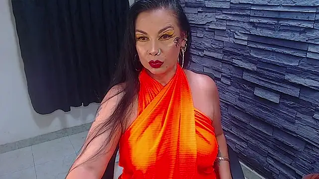 Snapshot of Cruela_deviil chatting on November 22, 6:40 pm Cruela deviil online show from November 22, 6:40 pm