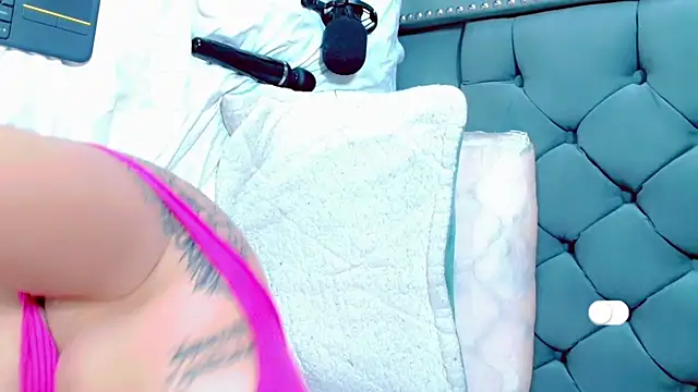 Snapshot of Imannejulienne chatting on January 24, 11:02 pm Imannejulienne online show from January 24, 11:02 pm