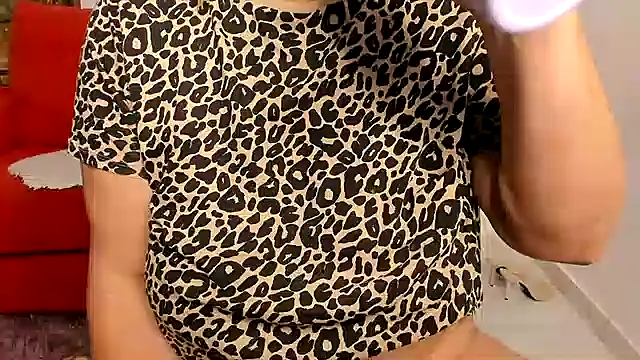 Snapshot of Milf-Ella chatting on October 1, 9:21 pm Milf-Ella online show from October 1, 9:21 pm