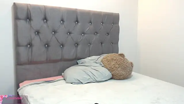 Snapshot of Maya_Lewis chatting on December 12, 11:36 pm Maya Lewis online show from December 12, 11:36 pm