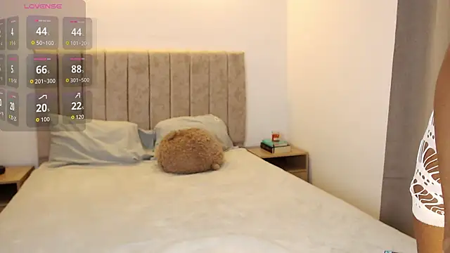 Snapshot of Maya_Lewis chatting on October 20, 9:37 pm Maya Lewis online show from October 20, 9:37 pm