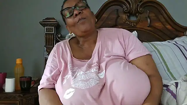 Snapshot of SEXYBOOBSNASS chatting on November 3, 6:03 am SEXYBOOBSNASS online show from November 3, 6:03 am