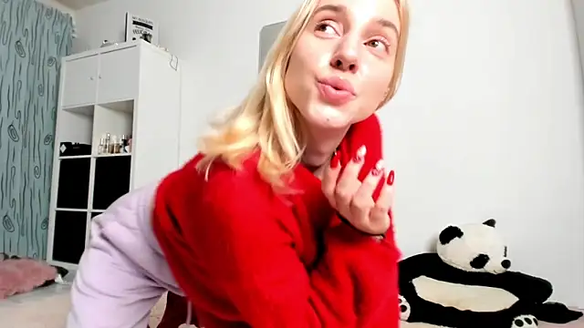 Snapshot of KenzieDawton chatting on December 13, 4:54 am KenzieDawton online show from December 13, 4:54 am