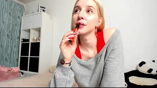 Snapshot of KenzieDawton chatting on December 17, 4:45 am KenzieDawton online show from December 17, 4:45 am