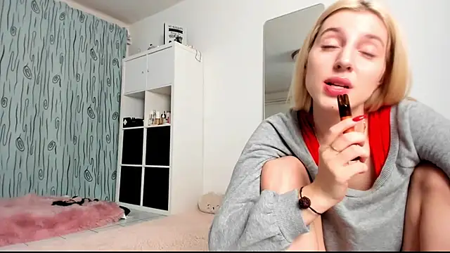 Snapshot of KenzieDawton chatting on December 20, 4:42 am KenzieDawton online show from December 20, 4:42 am