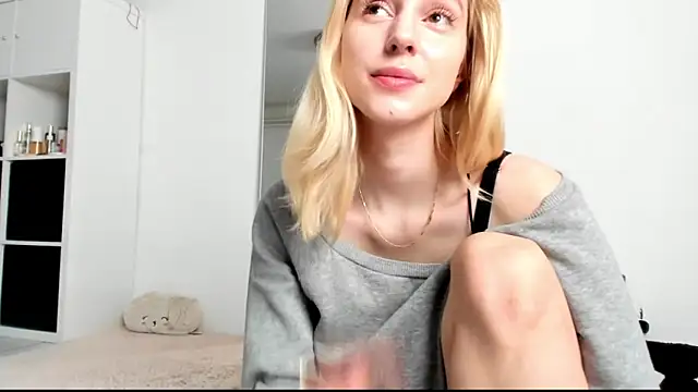 Snapshot of KenzieDawton chatting on December 21, 4:41 am KenzieDawton online show from December 21, 4:41 am