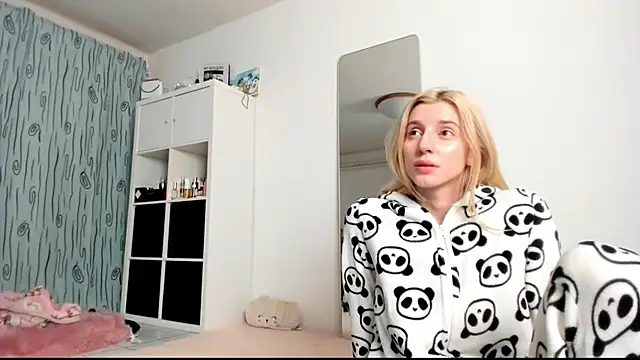 Snapshot of KenzieDawton chatting on January 10, 5:15 am KenzieDawton online show from January 10, 5:15 am