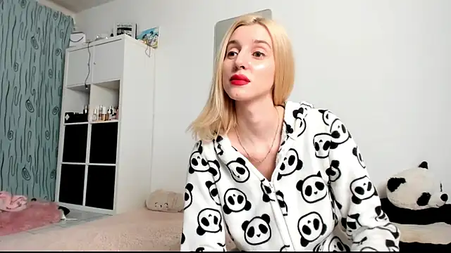 Snapshot of KenzieDawton chatting on January 12, 5:03 am KenzieDawton online show from January 12, 5:03 am