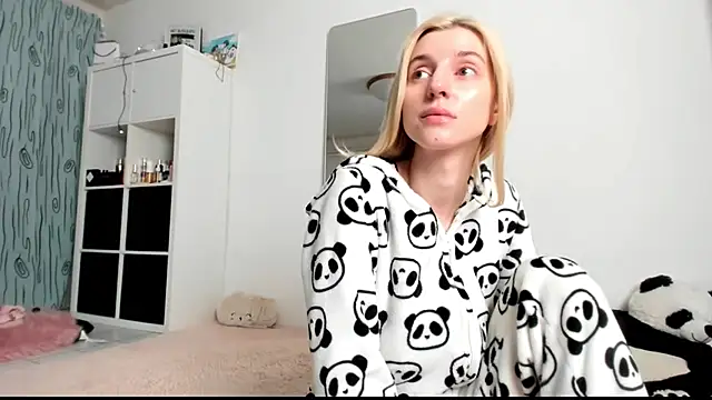 Snapshot of KenzieDawton chatting on January 13, 5:01 am KenzieDawton online show from January 13, 5:01 am