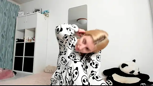 Snapshot of KenzieDawton chatting on January 18, 5:10 am KenzieDawton online show from January 18, 5:10 am