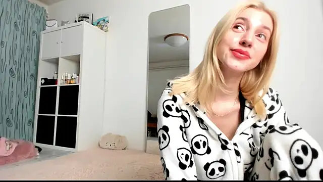 Snapshot of KenzieDawton chatting on January 31, 5:19 am KenzieDawton online show from January 31, 5:19 am