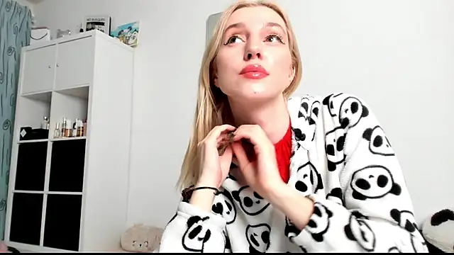 Snapshot of KenzieDawton chatting on February 5, 5:09 am KenzieDawton online show from February 5, 5:09 am