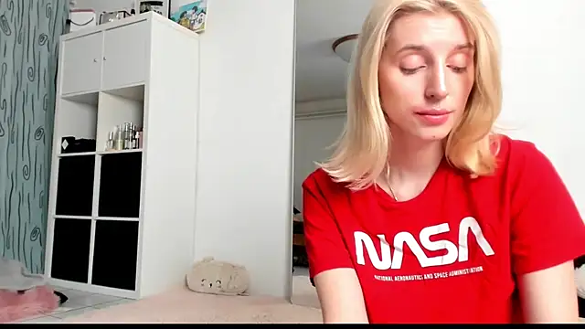 Snapshot of KenzieDawton chatting on March 6, 6:30 am KenzieDawton online show from March 6, 6:30 am