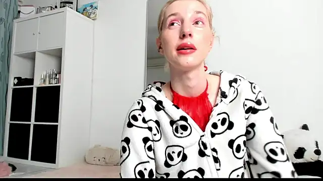 Snapshot of KenzieDawton chatting on March 8, 6:54 am KenzieDawton online show from March 8, 6:54 am