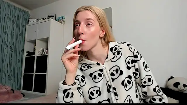 Snapshot of KenzieDawton chatting on March 16, 5:03 am KenzieDawton online show from March 16, 5:03 am