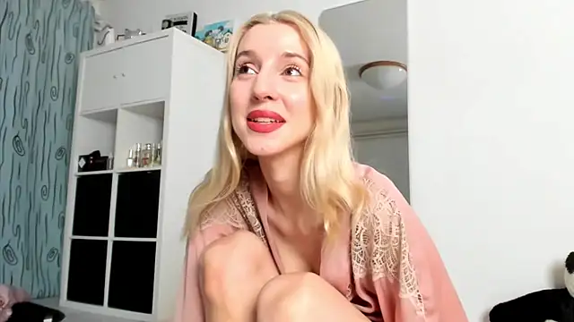 Snapshot of KenzieDawton chatting on September 8, 7:46 pm KenzieDawton online show from September 8, 7:46 pm