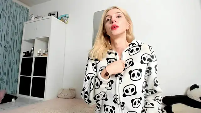 Snapshot of KenzieDawton chatting on October 5, 8:01 am KenzieDawton online show from October 5, 8:01 am