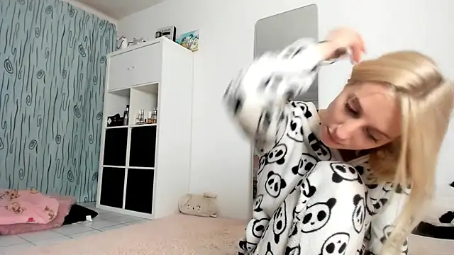 Snapshot of KenzieDawton chatting on October 6, 8:06 pm KenzieDawton online show from October 6, 8:06 pm