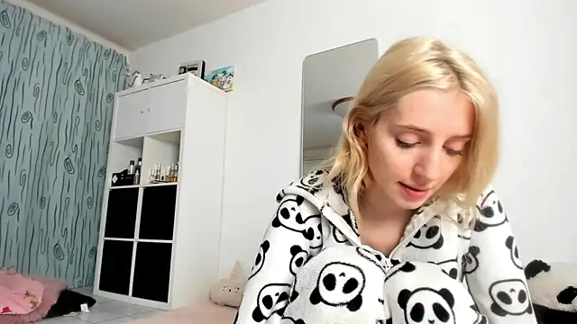 Snapshot of KenzieDawton chatting on October 9, 6:11 am KenzieDawton online show from October 9, 6:11 am