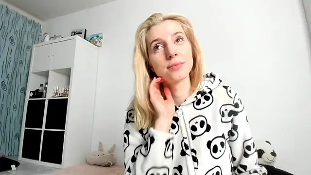 Snapshot of KenzieDawton chatting on October 12, 6:34 am KenzieDawton online show from October 12, 6:34 am