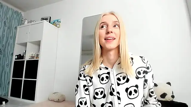 Snapshot of KenzieDawton chatting on October 22, 3:18 am KenzieDawton online show from October 22, 3:18 am