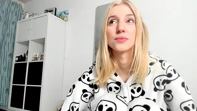 Snapshot of KenzieDawton chatting on October 25, 3:36 am KenzieDawton online show from October 25, 3:36 am