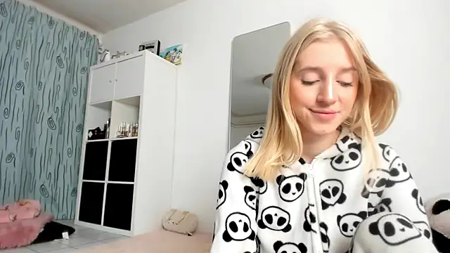 Snapshot of KenzieDawton chatting on October 27, 4:27 am KenzieDawton online show from October 27, 4:27 am