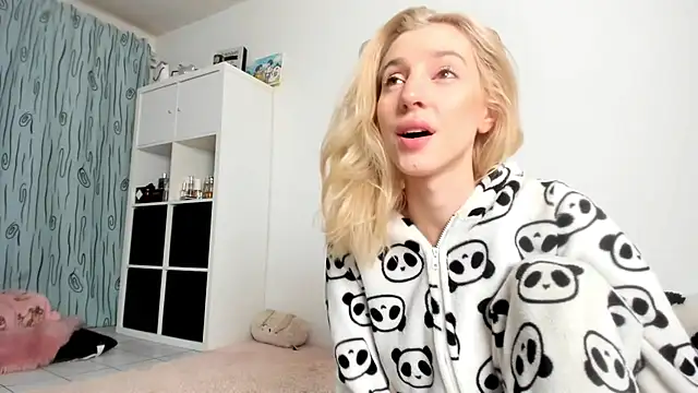 Snapshot of KenzieDawton chatting on November 2, 4:37 am KenzieDawton online show from November 2, 4:37 am