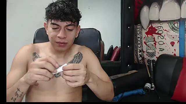 Snapshot of Strongernastyx chatting on December 7, 9:39 am Strongernastyx online show from December 7, 9:39 am