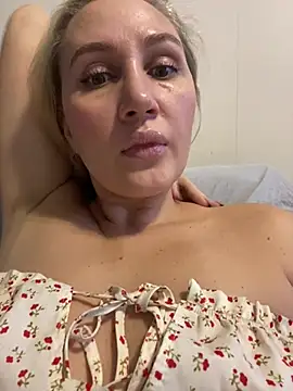 YourBlondee online show from December 17, 3:06 am