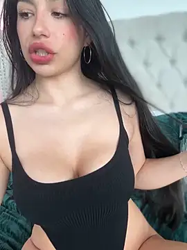 LoveLillyy online show from March 3, 9:15 pm