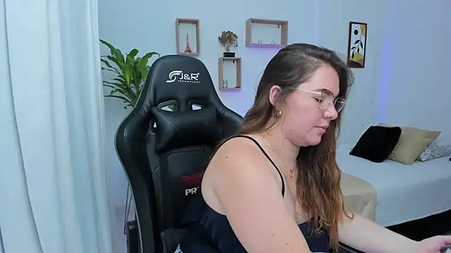 Snapshot of tamy_shine87 chatting on December 14, 4:23 am tamy shine87 online show from December 14, 4:23 am