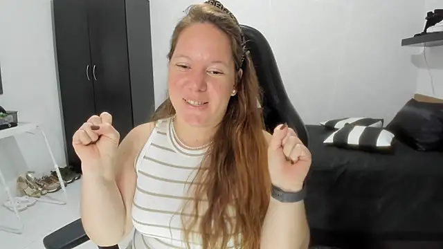 Snapshot of tamy_shine87 chatting on November 15, 9:43 pm tamy shine87 online show from November 15, 9:43 pm