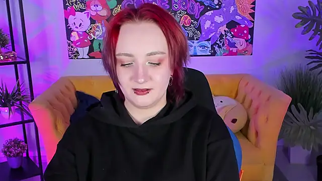 Snapshot of AsheLucker chatting on December 6, 8:18 pm AsheLucker online show from December 6, 8:18 pm