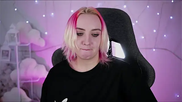 Snapshot of AsheLucker chatting on February 21, 8:51 am AsheLucker online show from February 21, 8:51 am