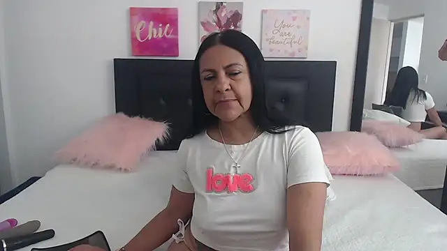 Snapshot of katiehotx chatting on September 28, 1:49 pm katiehotx online show from September 28, 1:49 pm